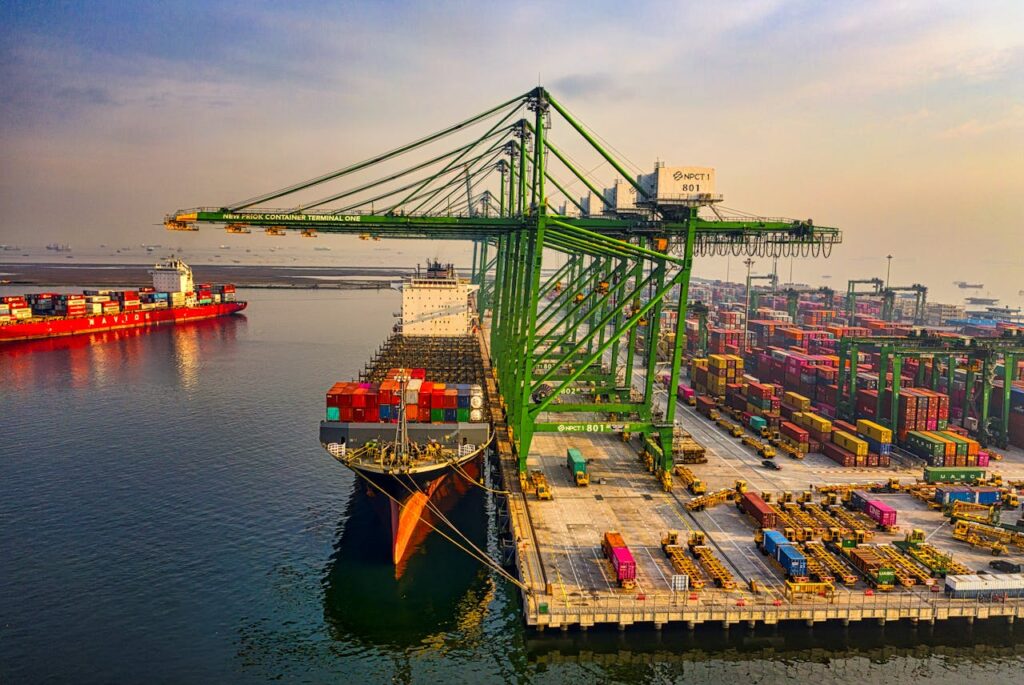 drone-shot-of-a-docked-cargo-ship-at-a-port-3856440-1024x685.jpeg (1024×685)